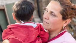 Clara junto al niño que cuida