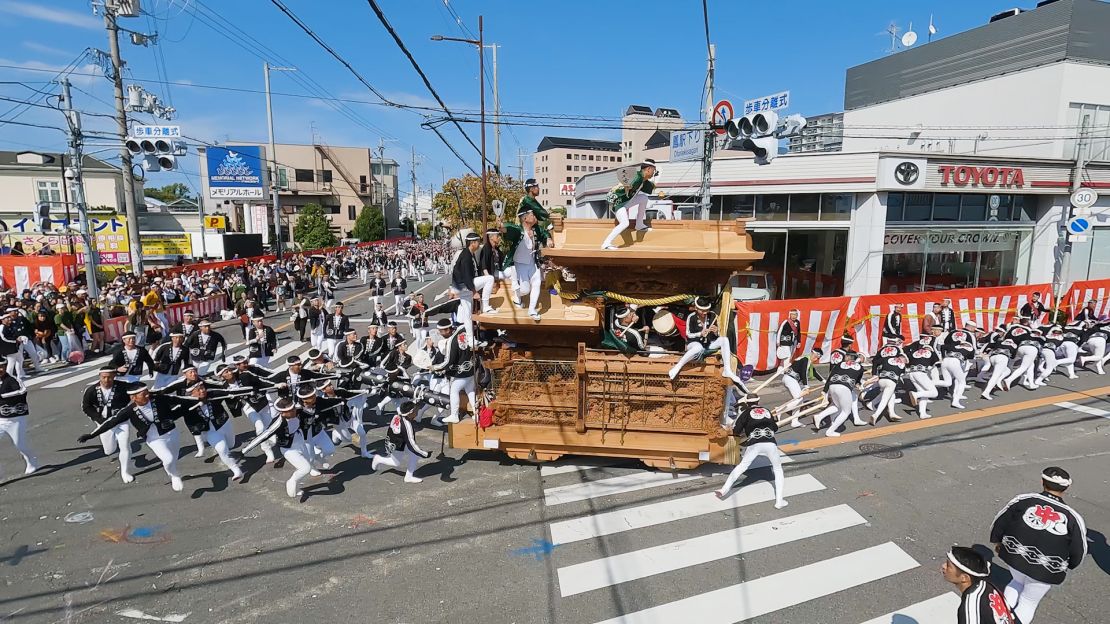 It takes around 350 people to pull a danjiri, organizers say.<strong> </strong>” class=”image__dam-img image__dam-img–loading” onload=”this.classList.remove(‘image__dam-img–loading’)” onerror=”imageLoadError(this)” height=”1080″ width=”1920″ loading=”lazy”/></source></source></source></source></picture>
</div>
</div>
<p class=