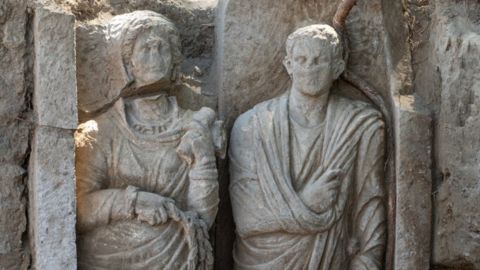 El relieve funerario de un hombre y una mujer fue descubierto durante la excavación de una tumba a las afueras de Pompeya.
