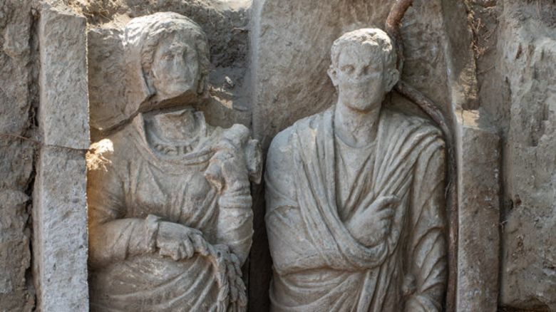A funerary relief of a couple, a man and a woman - almost life-size - belonging to a monumental tomb in the Porta Sarno necropolis, has emerged during an archaeological excavation, as part of the research project “ <em>Investigating the Archaeology of Death in Pompeii</em> ” conducted by the Universitat de València in collaboration with the Archaeological Park (scientific direction of Prof. Llorenç Alapont).