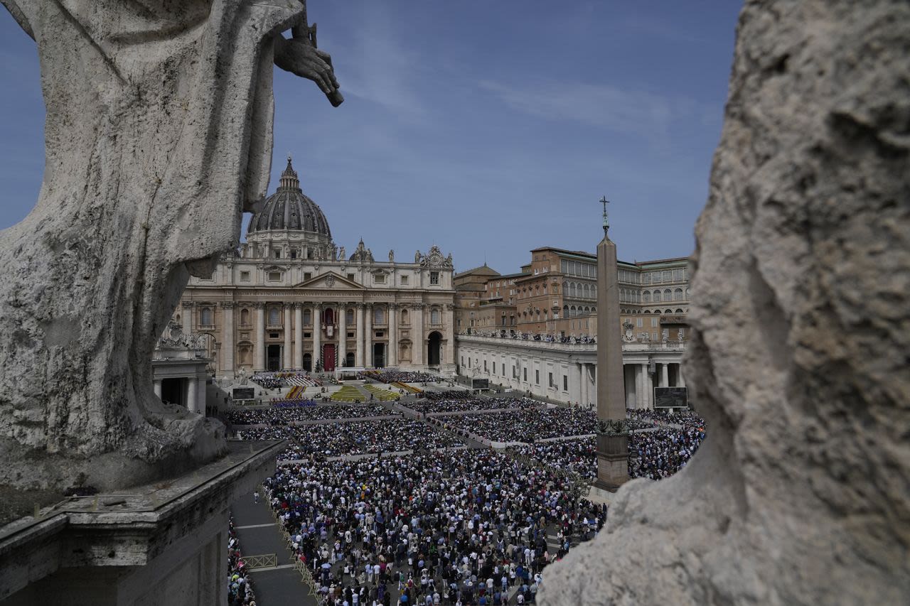 La gente se reúne para la misa de Pascua en la Plaza de San Pedro en el Vaticano el domingo.
