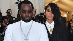 Sean Combs (izq.) y la cantante Cassie Ventura llegan a la Gala del Met 2018, el 7 de mayo de 2018, en el Museo Metropolitano de Arte de Nueva York. La gala recauda fondos para el Instituto del Vestuario del Museo Metropolitano de Arte. El tema de la gala de 2018 es "Cuerpos Celestiales: moda y la imaginación católica".