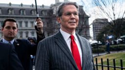 El secretario del Tesoro de Estados Unidos, Scott Bessent, se retira de la Casa Blanca el jueves tras una entrevista televisiva.