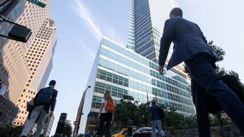 Oficinistas caminan cerca de la sede de Goldman Sachs en Nueva York. El sector de servicios, que abarca la banca, los medios de comunicación, numerosas empresas tecnológicas, así como empresas minoristas y de transporte, genera la inmensa mayoría de los empleos en Estados Unidos y mantiene un superávit masivo con la mayoría de sus socios comerciales en todo el mundo.