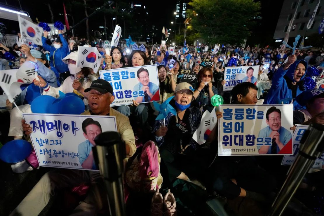 Los partidarios del candidato del Partido Demócrata, Lee Jae-myung, reaccionan frente a la Asamblea Nacional en Seúl, Corea del Sur, el martes.