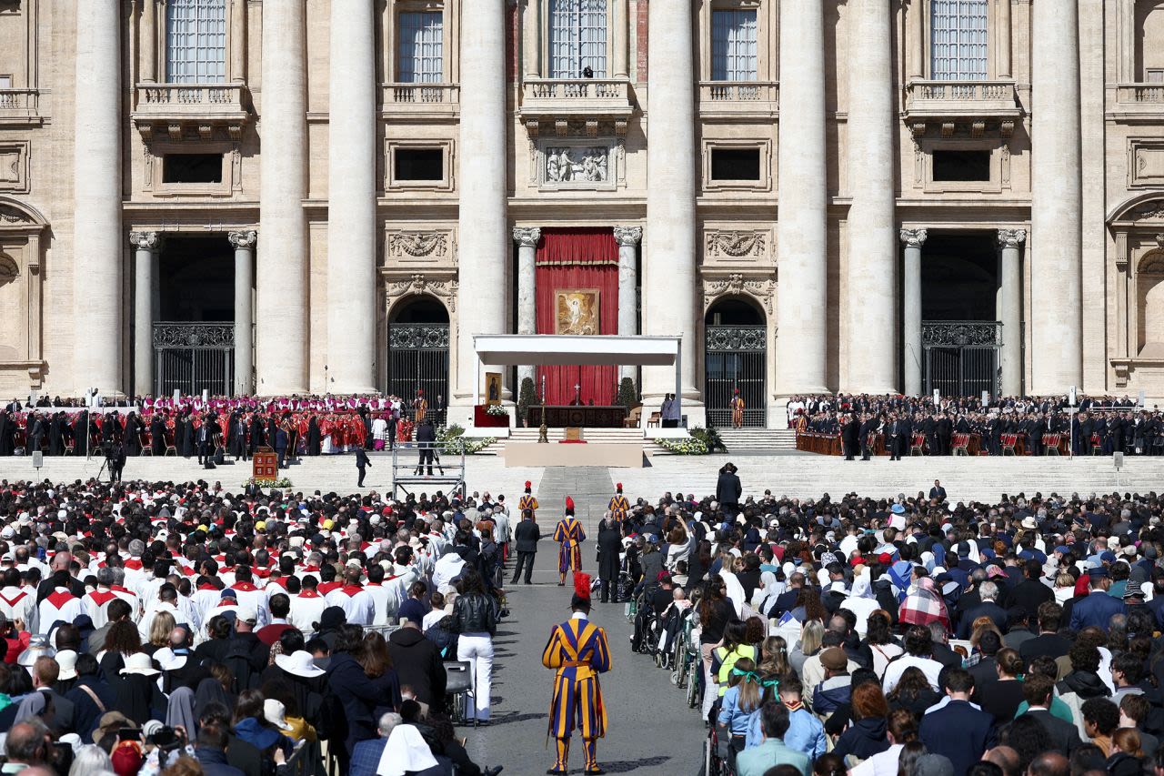 Fieles asisten a la misa funeral del papa Francisco en la Plaza de San Pedro del Vaticano.