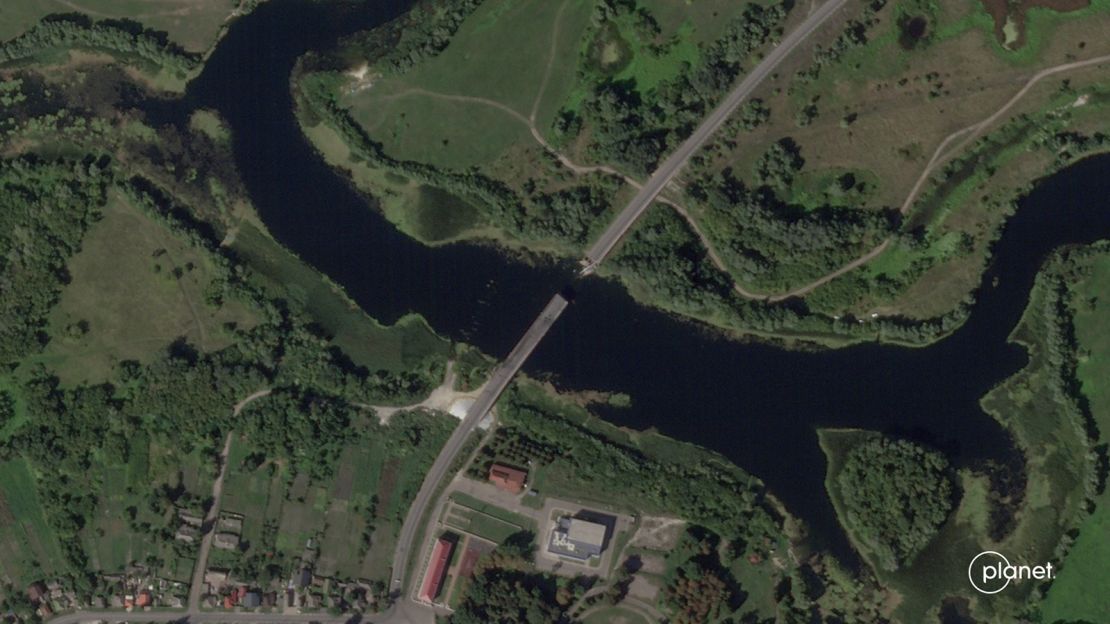 Dieses Satellitenbild zeigt die Folgen eines ukrainischen Drohnenangriffs auf eine Brücke in Gluschkowo, Russland, am 17. August 2024.