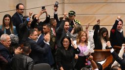 Senadores de la oposición reaccionan después de que el Senado votara en contra de la consulta popular sobre la reforma laboral promovida por el presidente de Colombia, Gustavo Petro, en Bogotá el 14 de mayo de 2025.