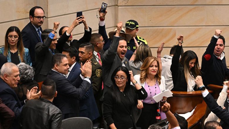 Senadores de la oposición reaccionan después de que el Senado votara en contra de la consulta popular sobre la reforma laboral promovida por el presidente de Colombia, Gustavo Petro, en Bogotá el 14 de mayo de 2025.