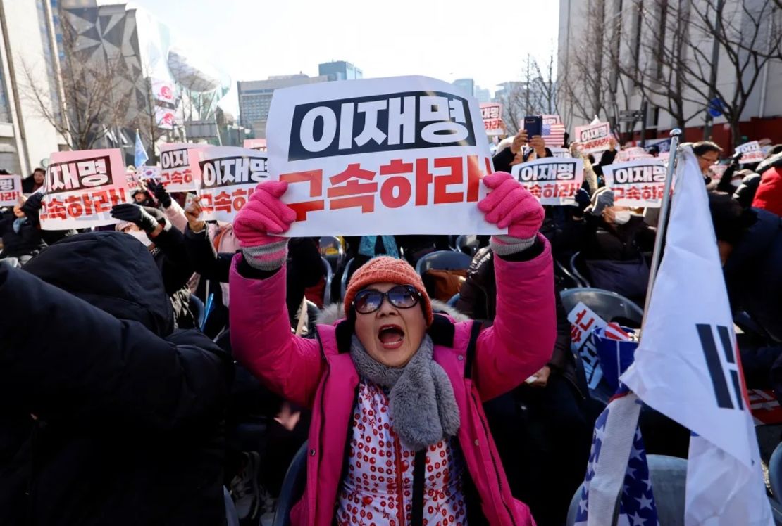 Una manifestante sostiene un cartel que dice "Arresten a Lee Jae-myung" en una manifestación de grupos conservadores que apoyan al presidente de Corea del Sur Yoon Suk Yeol, el 7 de diciembre de 2024.