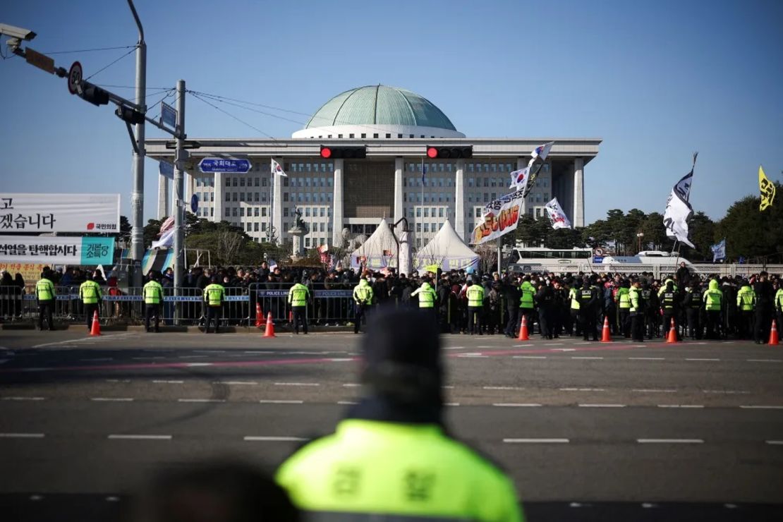 Manifestantes se congregan frente a la Asamblea Nacional en Seúl, Corea del Sur, para pedir la destitución del presidente del país Yoon Suk Yeol, el 7 de diciembre de 2024.