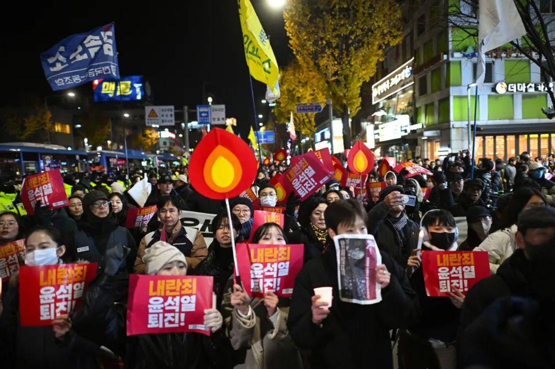 Manifestantes que participan en una marcha contra el presidente de Corea del Sur, Yoon Suk Yeol, se dirigen a la Oficina Presidencial en Seúl el 4 de diciembre de 2024.