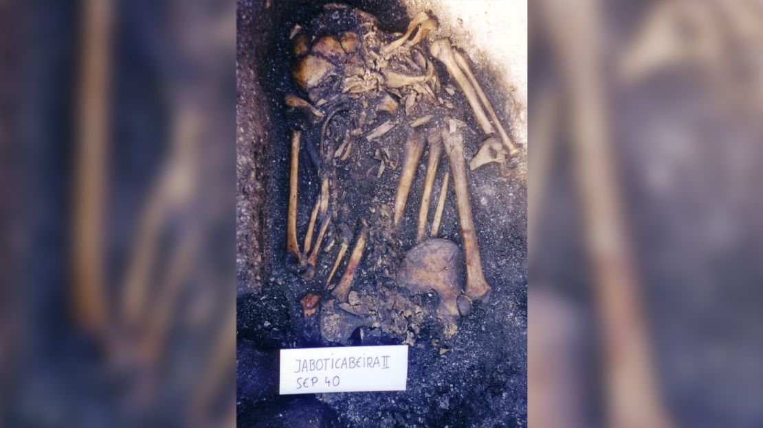 É mostrado um esqueleto desenterrado por pesquisadores na Jabuticabeira II.