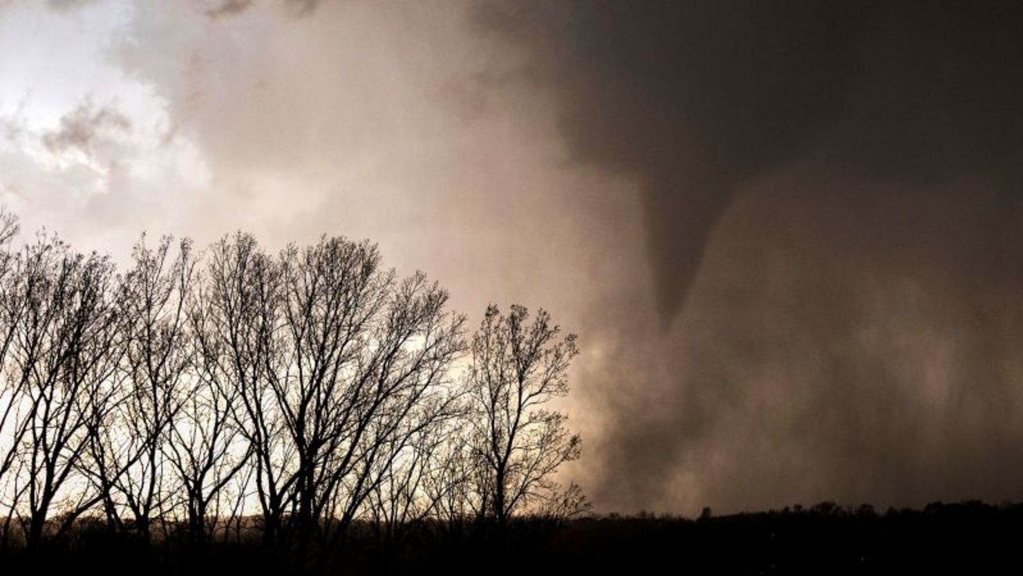 Se observa un tornado al norte de Omaha, Nebraska, el 17 de abril.