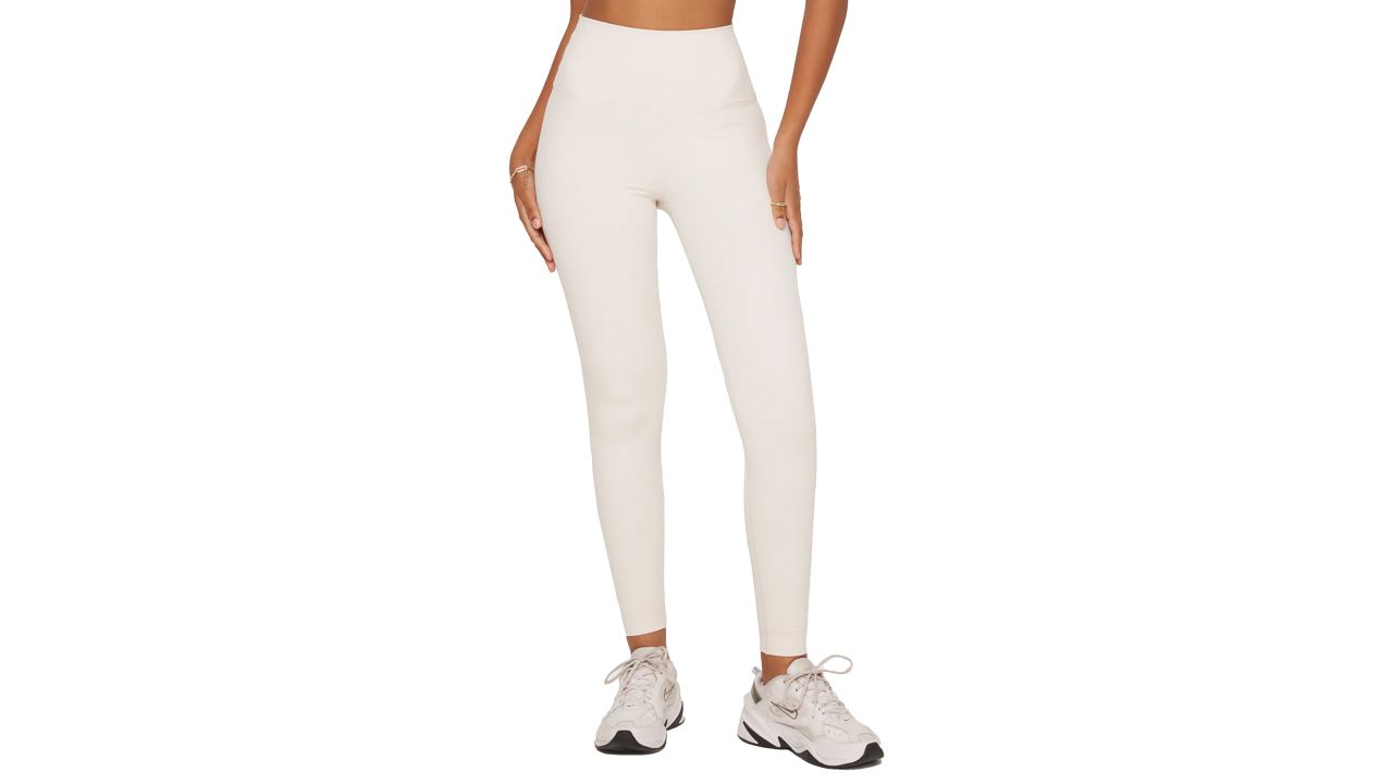 Woman wearing white Set Active Luxform leggings