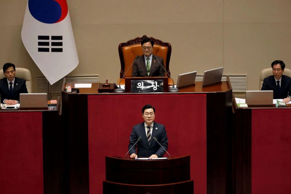 Park Chan-dae, líder de la bancada del Partido Democrático, habla durante la sesión plenaria para la votación de la destitución en la Asamblea Nacional en Seúl el 14 de diciembre.