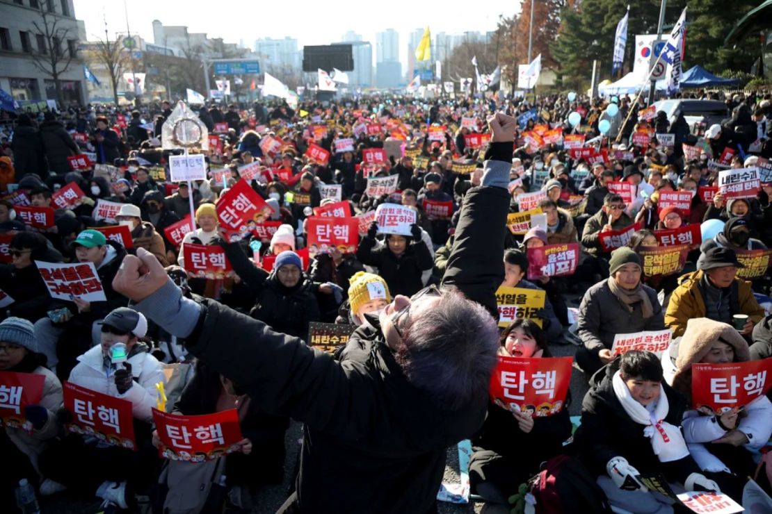 Los manifestantes participan en una manifestación exigiendo la destitución de Yoon frente a la Asamblea Nacional en Seúl el 14 de diciembre.