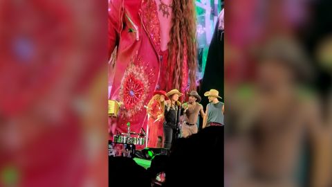 Shakira .00_00_54_21.Still002.jpg