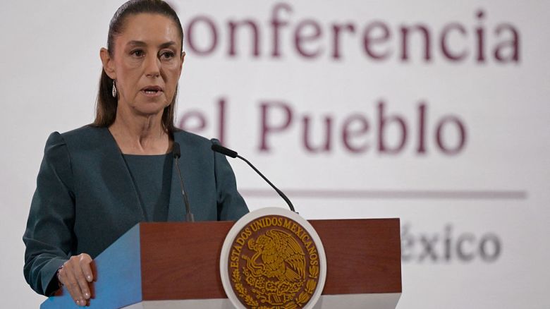 La presidenta de México, Claudia Sheinbaum, habla durante su conferencia de prensa diaria 'Mananera' en el Palacio Nacional de la Ciudad de México el 19 de mayo de 2025.