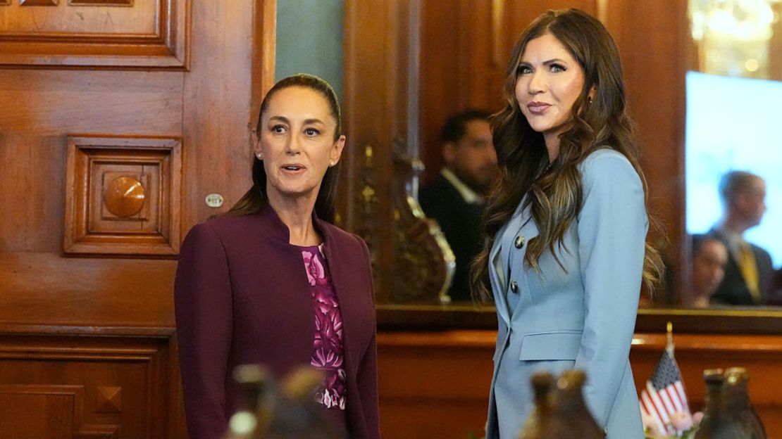 La presidenta de México, Claudia Sheinbaum, y la secretaria de Seguridad Nacional de Estados Unidos, Kristi Noem, se reúnen el 28 de marzo de 2025 en el Palacio Nacional de Ciudad de México.