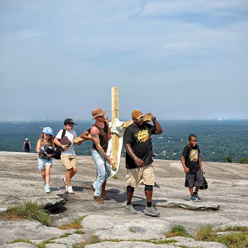 モンステラ　kkk What happened when a White man carrying a large wooden cross met a