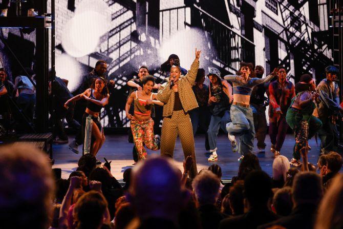 Alicia Keys and cast members from the musical "Hell's Kitchen" perform onstage.