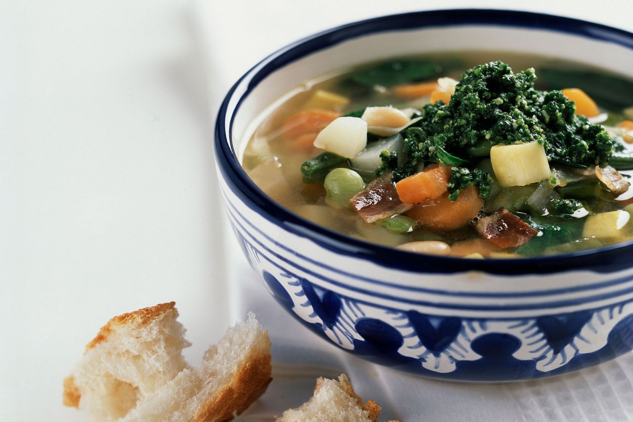 La soupe au Pistou est composée de légumes verts, de haricots, de pâtes et de pommes de terre.