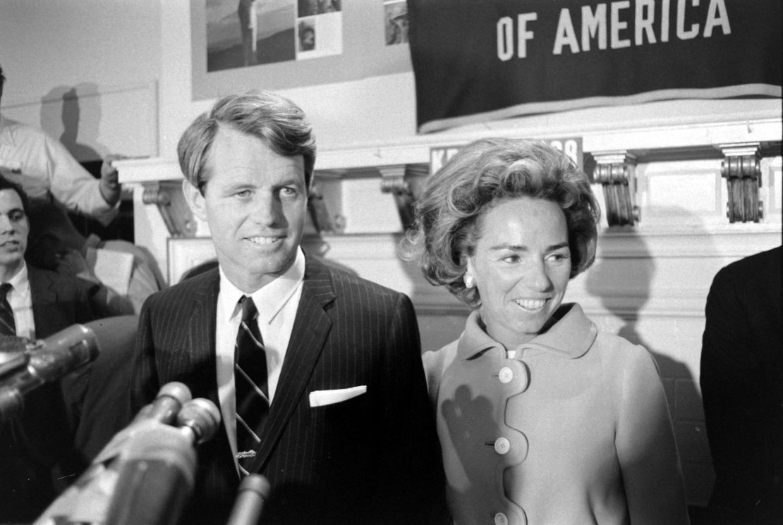 Ethel Kennedy, kanan, berdiri bersama suaminya Senator Robert F. Kennedy di Overseas Press Club di New York pada tahun 1968.