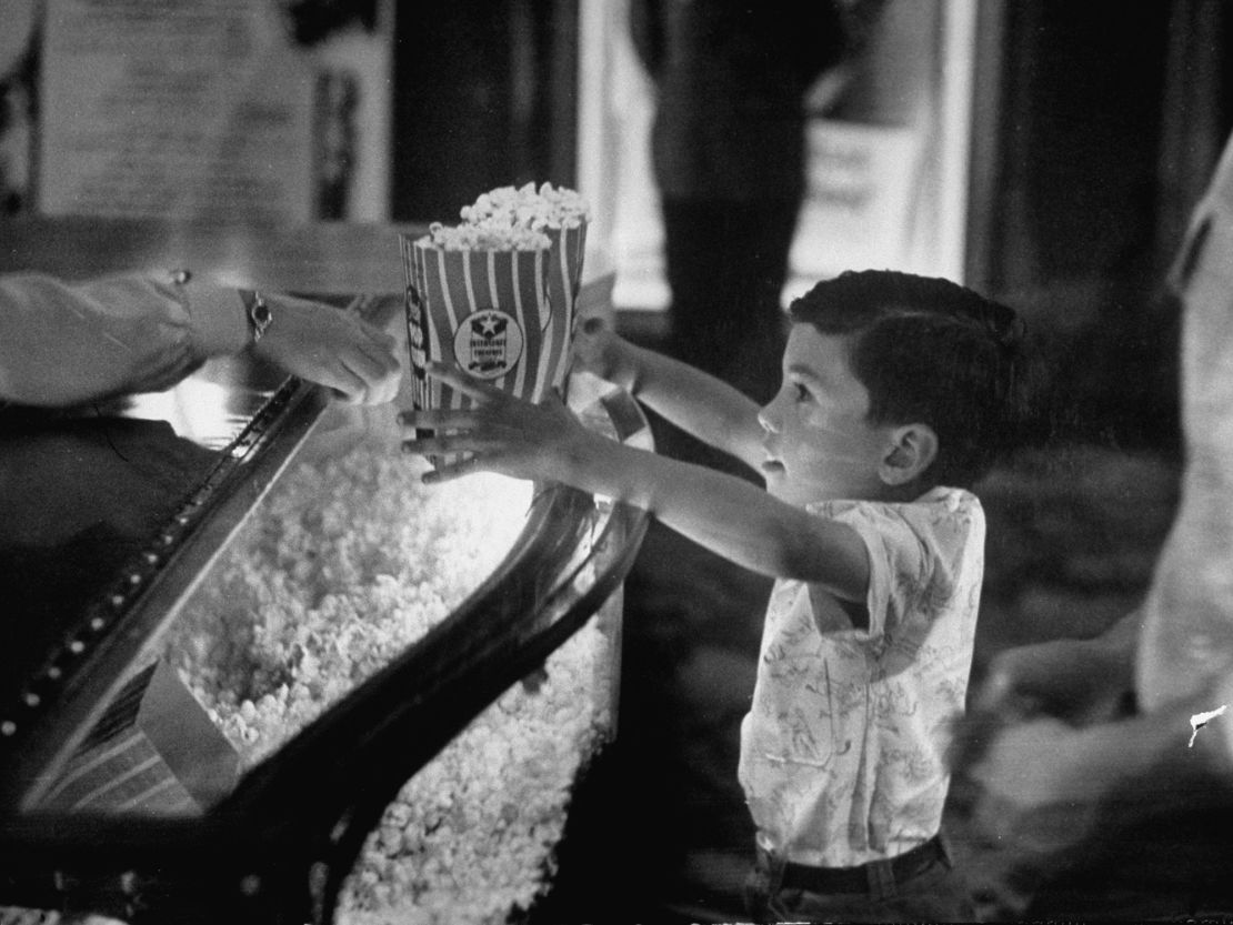 Seorang anak membeli popcorn di tempat konsesi film di Texas pada bulan Juni 1949.