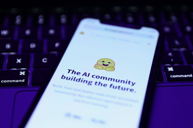 Interfaz de Hugging Face mostrada en un teléfono y laptop, plataforma clave en el incidente de ciberseguridad con OpenAI.