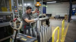 Fabricación de casquillos para un arma en la fábrica Nexter Arrowtech cerca de Bourges, Francia, en abril de 2023.