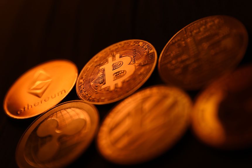 Hình ảnh minh họa về Bitcoin và các loại tiền điện tử khác được chụp tại Krakow, Ba Lan vào ngày 26 tháng 6 năm 2023.