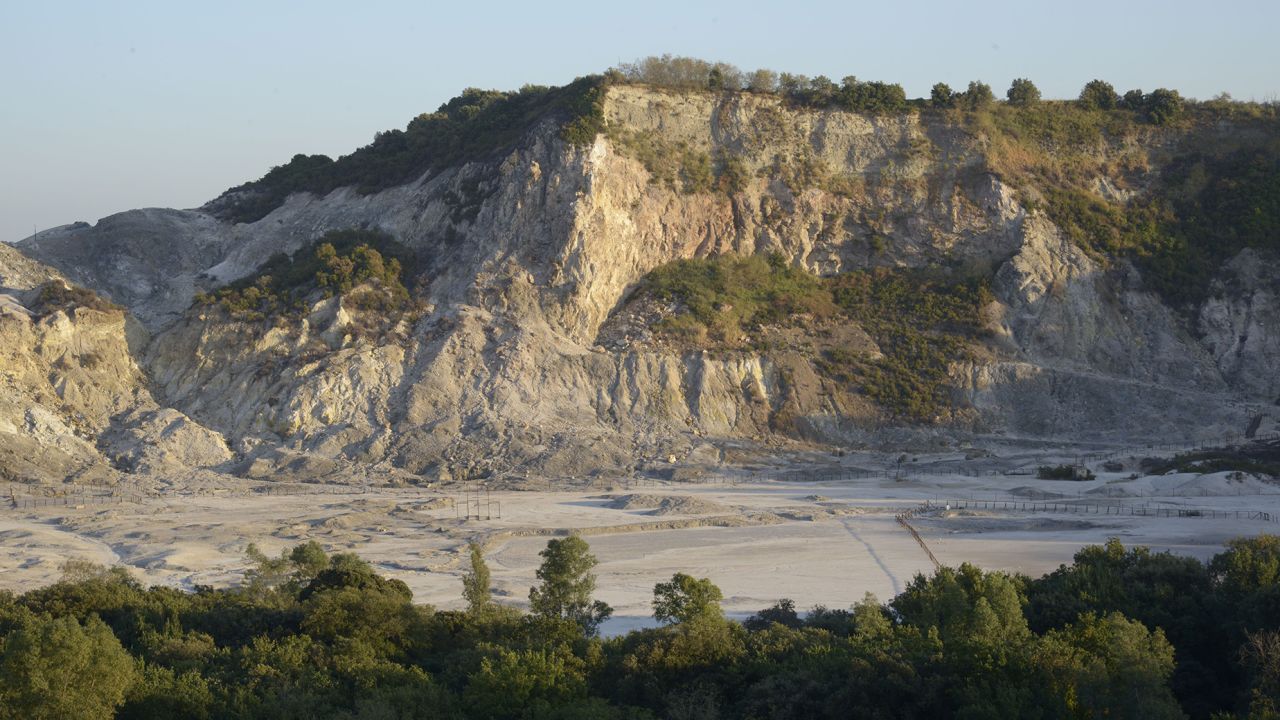Το Solfatara είναι ένας ρηχός ηφαιστειακός κρατήρας στο Pozzuoli, κοντά στη Νάπολη, μέρος των ηφαιστειακών πεδίων Phlegraean ή Campi Flegrei.  Είναι ένα αδρανές ηφαίστειο, το οποίο εξακολουθεί να εκπέμπει πίδακες ατμού με θειούχες αναθυμιάσεις.