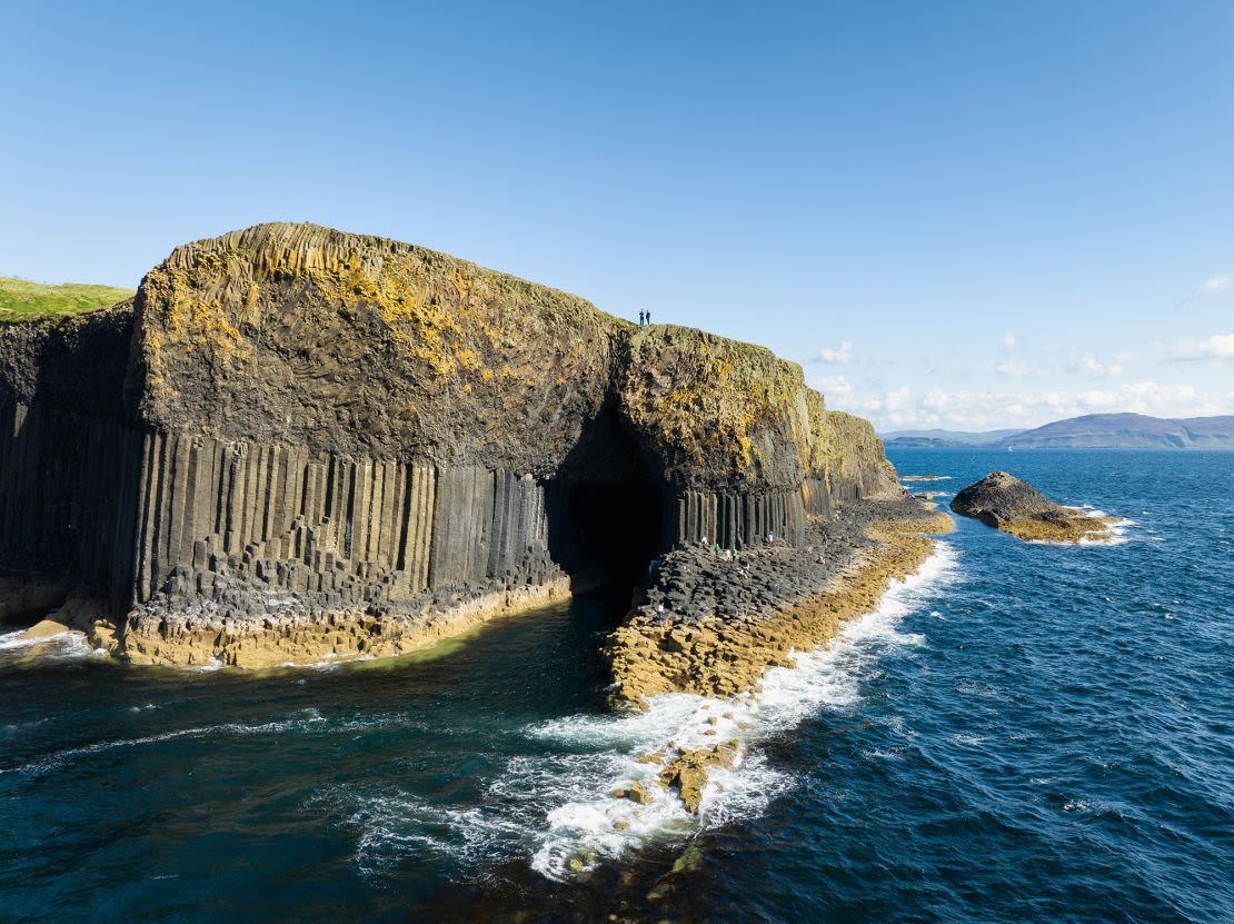 La composición mineral de los sedimentos durante una antigua congelación, cuando los glaciares se deslizaban hacia el mar erosionando la corteza terrestre, difería en gran medida de la de los sedimentos posteriores, cuando el planeta era un invernadero, según un estudio. La cueva de Fingal en la isla de Staffa, con sus características columnas de basalto, en las Hébridas escocesas.