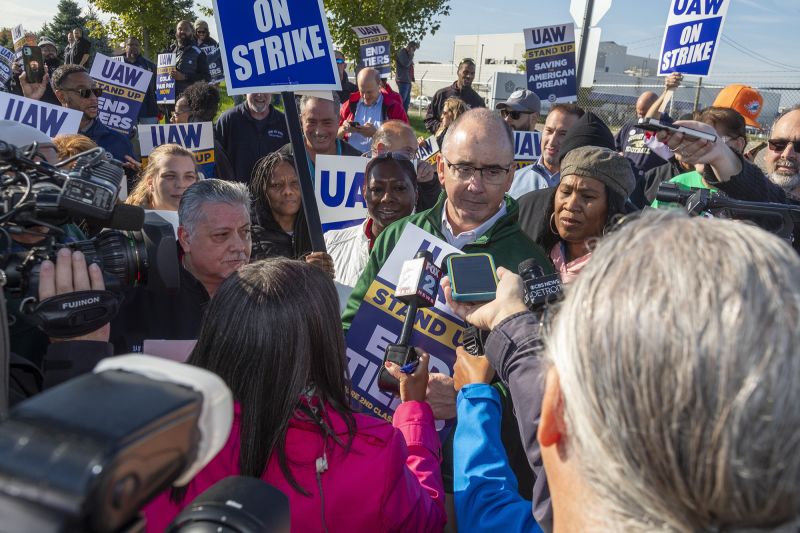 UAW Reaches Tentative Agreement With Stellantis | CNN Business