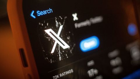 La aplicación X, antesTwitter, se ve en la App Store de Apple en esta ilustración fotográfica el 13 de marzo de 2023 en Varsovia, Polonia.