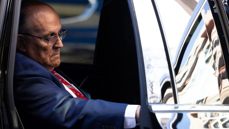 Rudy Giuliani heeft bijna 150 miljoen dollar bevolen om twee verkiezingswerkers in Georgië te betalen die hij heeft belasterd Rudy Giuliani heeft bijna 150 miljoen dollar bevolen om twee verkiezingswerkers in Georgië te betalen die hij heeft belasterd