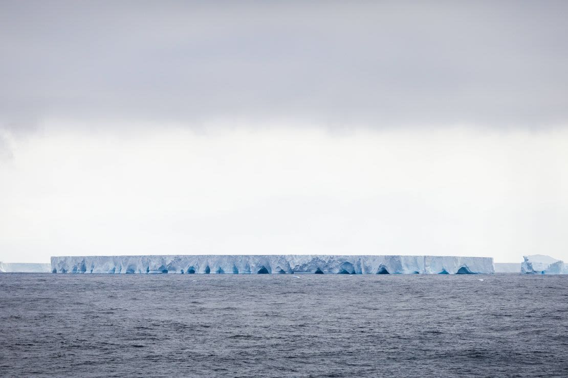"Es probable que vuelva a moverse hacia la isla pronto", dijo Andrew Meijers, oceanógrafo del British Antarctic Survey.