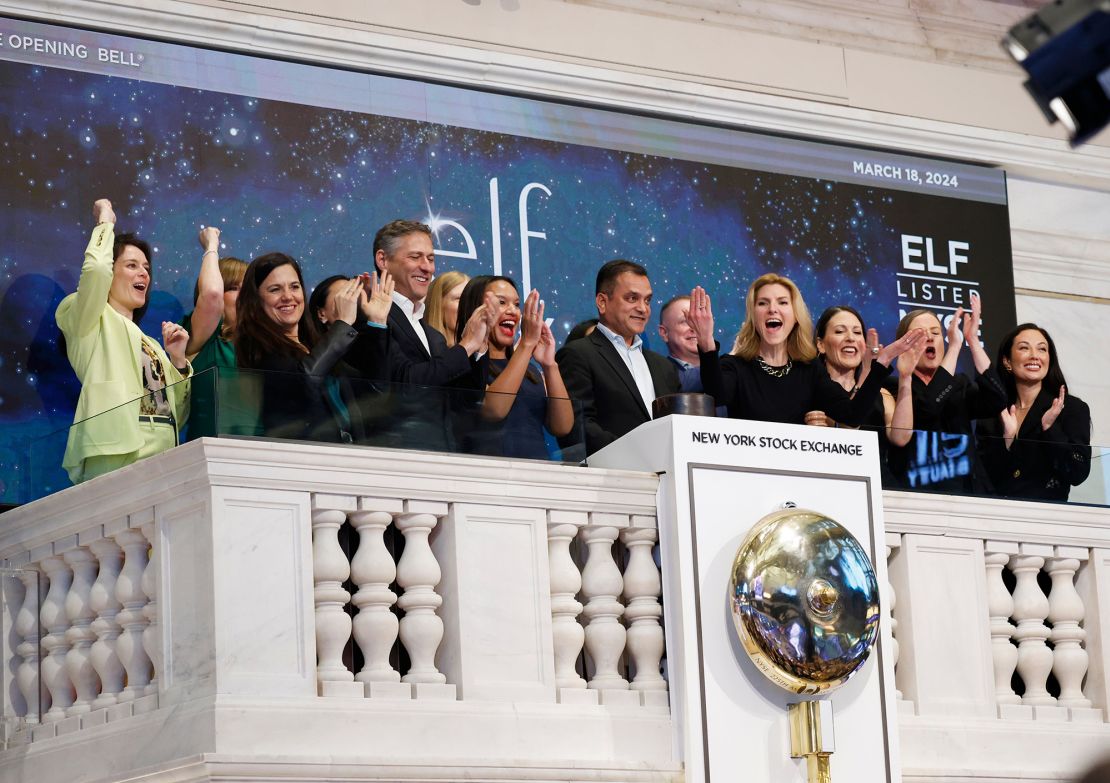 Elf representatives sounded the opening bell of the New York Stock Exchange in March. Elf is one of the two public companies whose workforce is made up of 78 % women and 40 % of people in color.