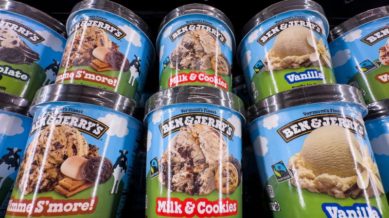 Ben & Jerry казва, че неговият изпълнителен директор е уволнен за политическите публикации на компанията 