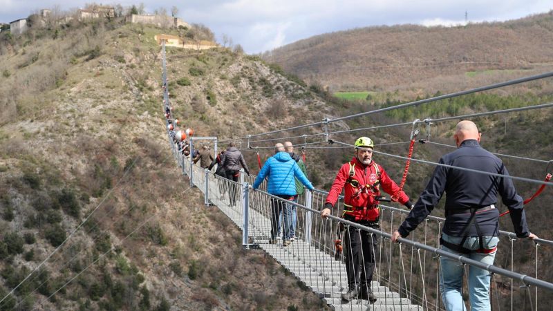 Най-високият висящ пешеходен мост в Европа беше открит в Италия