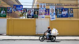 A motorcyclist passes by a voting center this friday in Santo Domingo, Dominican Republic, 17 May 2024.