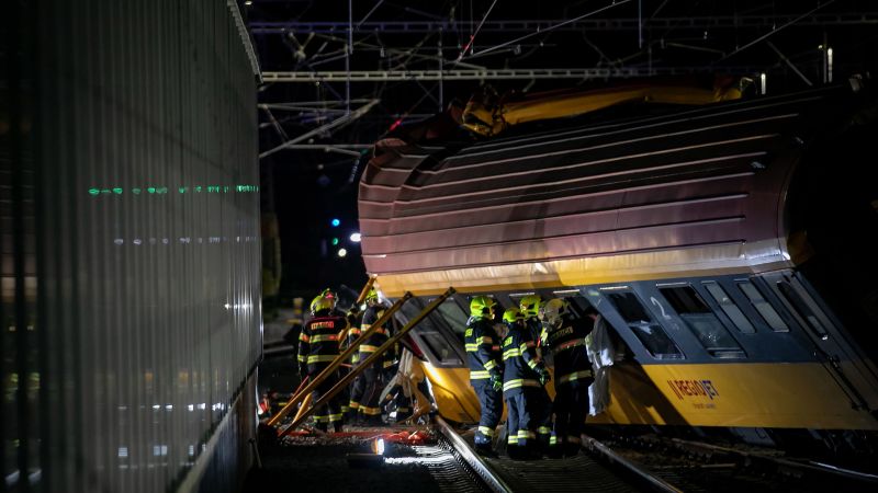 Vlakové neštěstí v Česku: Nejméně čtyři mrtví po srážce v Pardubicích