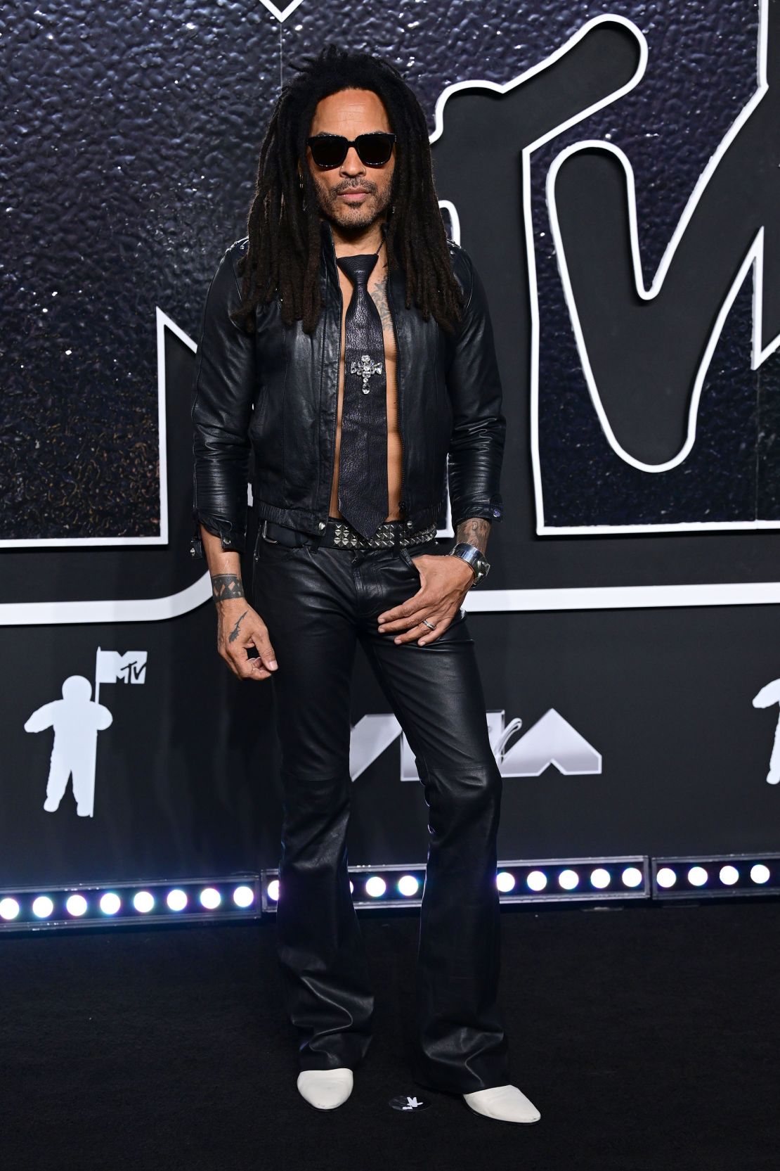 Lenny Kravitz, who was awarded the Best Rock VMA on the red carpet, arrived in a shirtless all-black leather look, complete with matching necktie.