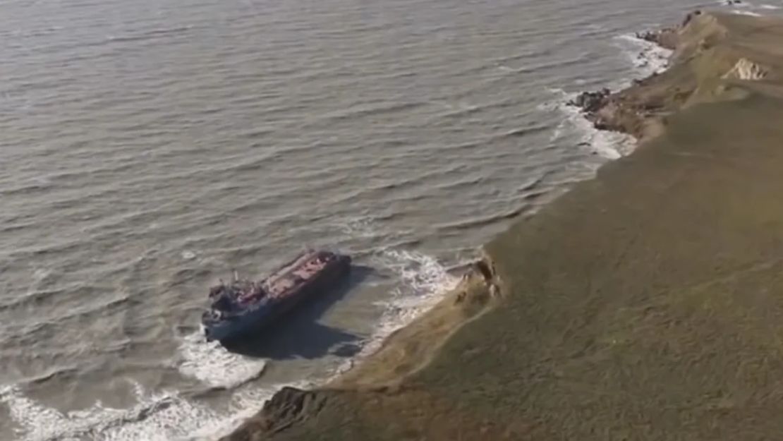 Un petrolero ruso averiado es visto el lunes en el estrecho de Kerch, en la costa rusa del mar Negro.