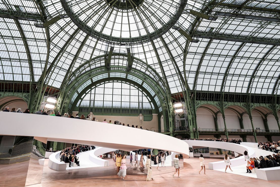 Tijdens Chanel's lente/zomer 2025 Haute Couture Show liepen modellen op een startbaan in de vorm van het dubbele C-logo van het merk.