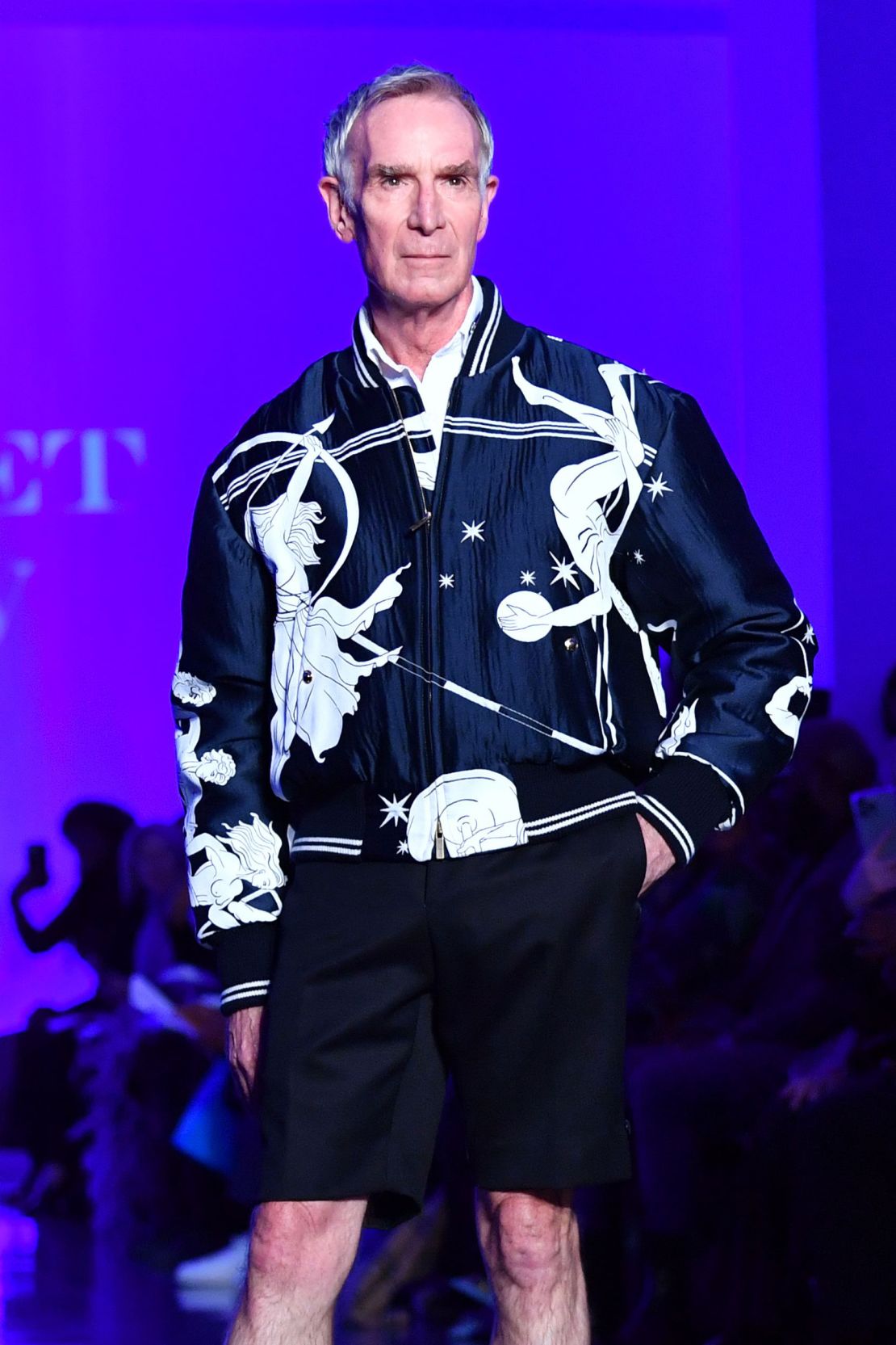 Bill Nye verscheen een verrassende landingsbaan in Thom Browne voor de Blue Jacket Runway -show ten voordele van prostaatkankeronderzoek.