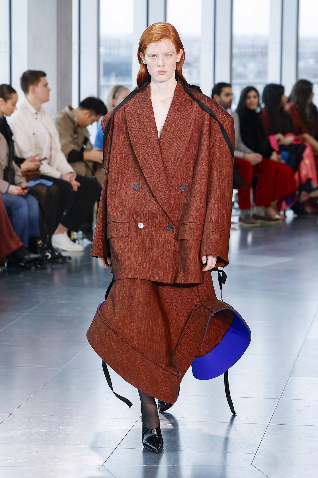 For her Fall-Winter 2025 show, Roksanda leaned into her usual odd color pairings and voluminous silhouettes.