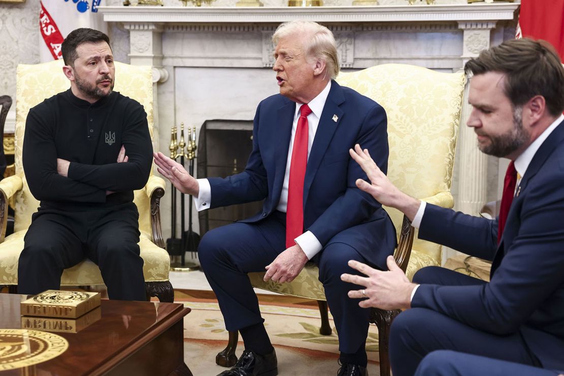 Il presidente ucraino Volodymyr Zelensky parla con il presidente degli Stati Uniti Donald Trump e il vicepresidente degli Stati Uniti JD Vance nello Studio Ovale della Casa Bianca a Washington, DC, il 28 febbraio.