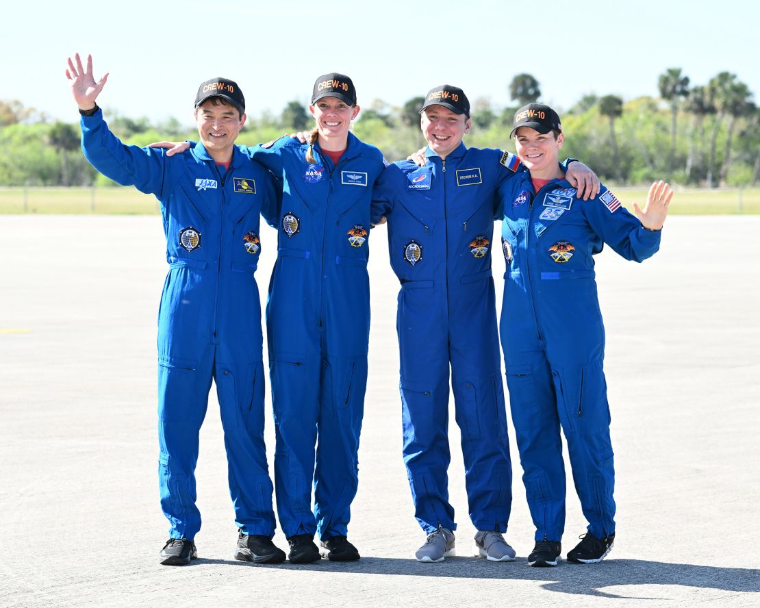 De Crew-10 Astronauten-(van links) Jaxa Astronaut Takuya Onishi, NASA Astronaut Nichole Ayers, Roscosmos Cosmonaut Kiril Peskov en NASA Astronaut Anne McClain-komen op het Kennedy Space Center op 7 maart.